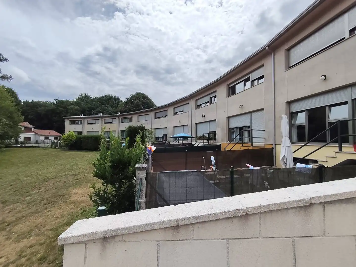 Vista exterior de Casa adosada en venta en Teo con Calefacción, Jardín privado y Terraza