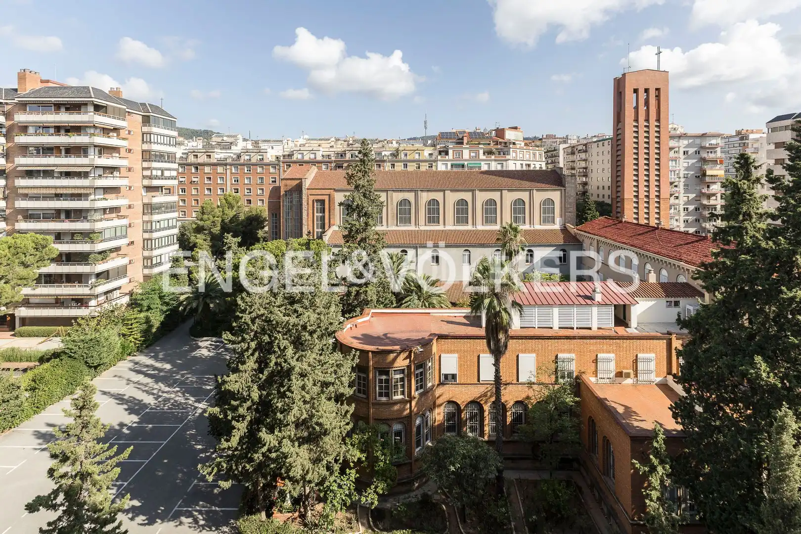 Vista exterior de Pis en venda en Barcelona amb Aire condicionat, Calefacció i Jardí privat