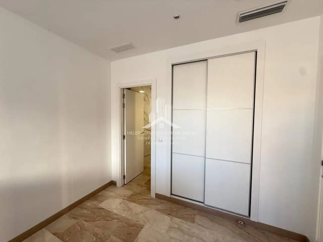 Habitación de Piso en venta en Castellón de la Plana / Castelló de la Plana con Aire acondicionado, Calefacción y Alarma