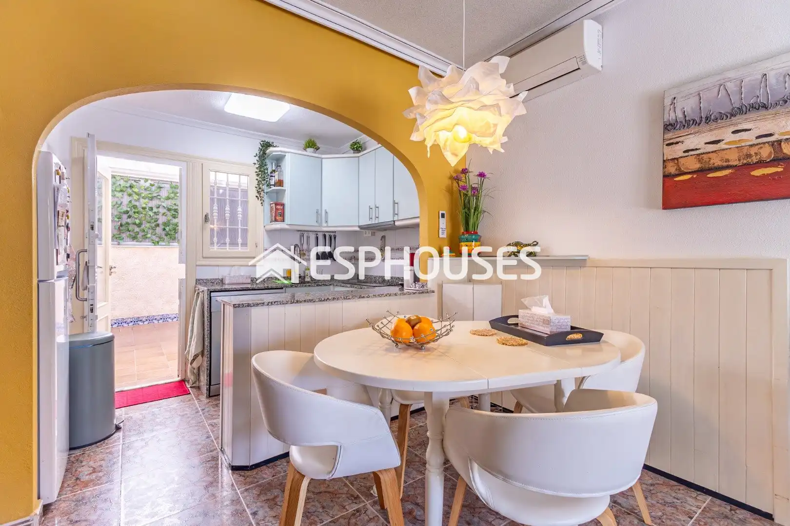 Esszimmer von Erdgeschoss zum Verkauf in Guardamar del Segura mit Klimaanlage, Terrasse und Balkon