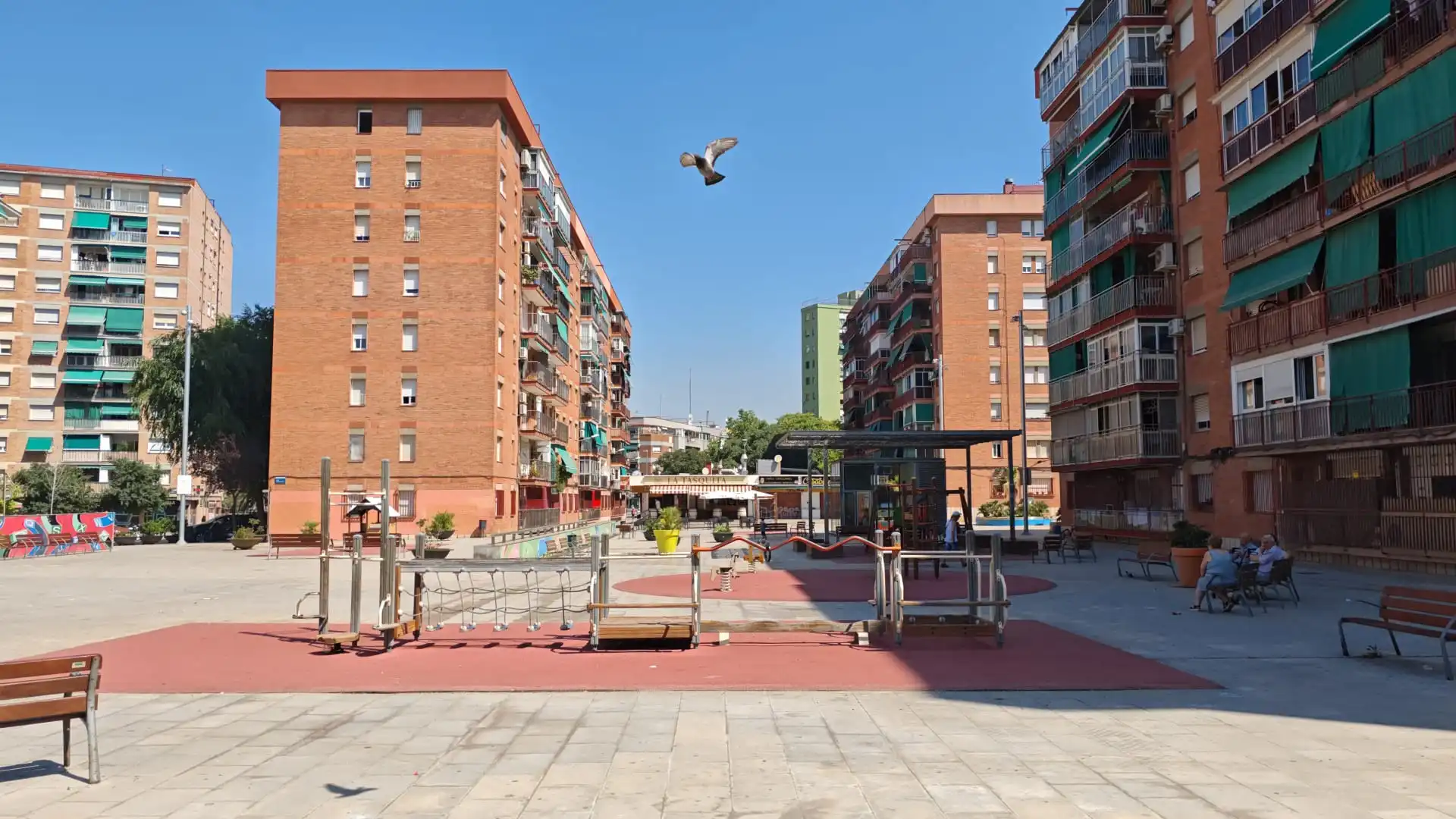 Außenansicht von Geschaftsraum zur ubertragung in Cornellà de Llobregat mit Klimaanlage, Heizung und Parkett