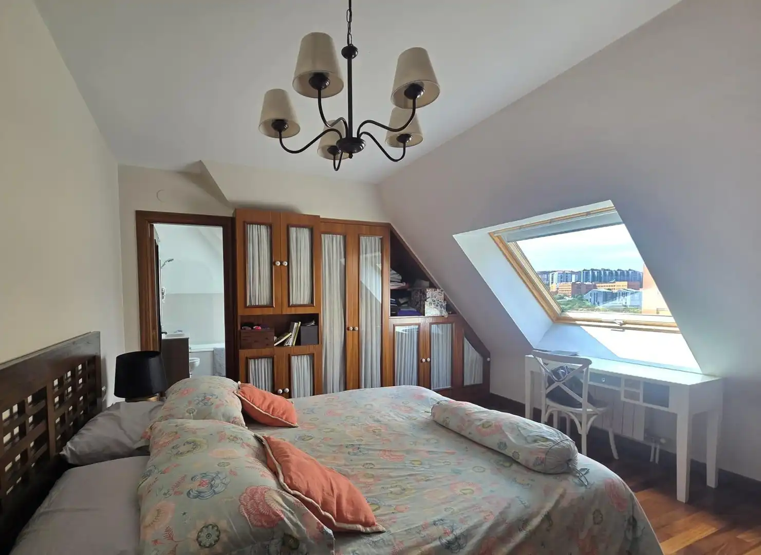 Schlafzimmer von Dachboden zur Miete in Santander mit Heizung, Privatgarten und Parkett