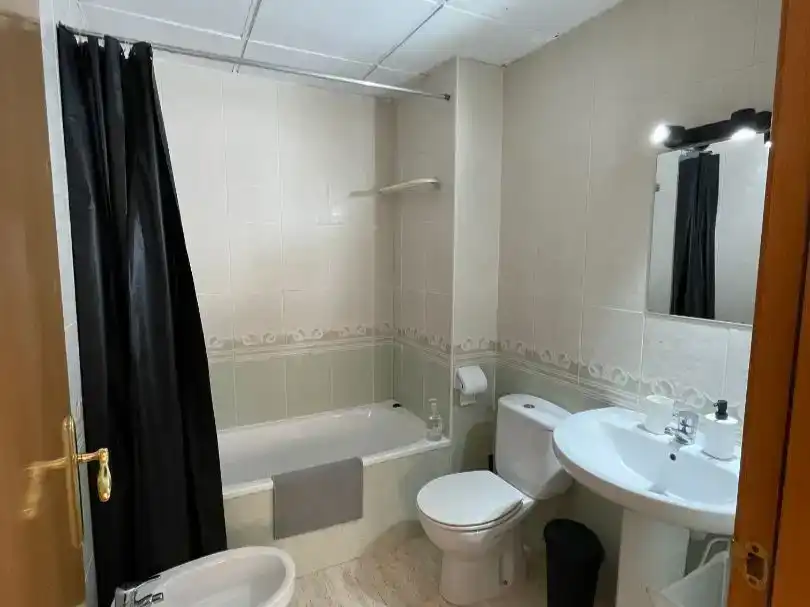 Badezimmer von Wohnung zum Verkauf in Salou mit Klimaanlage, Schwimmbad und Balkon