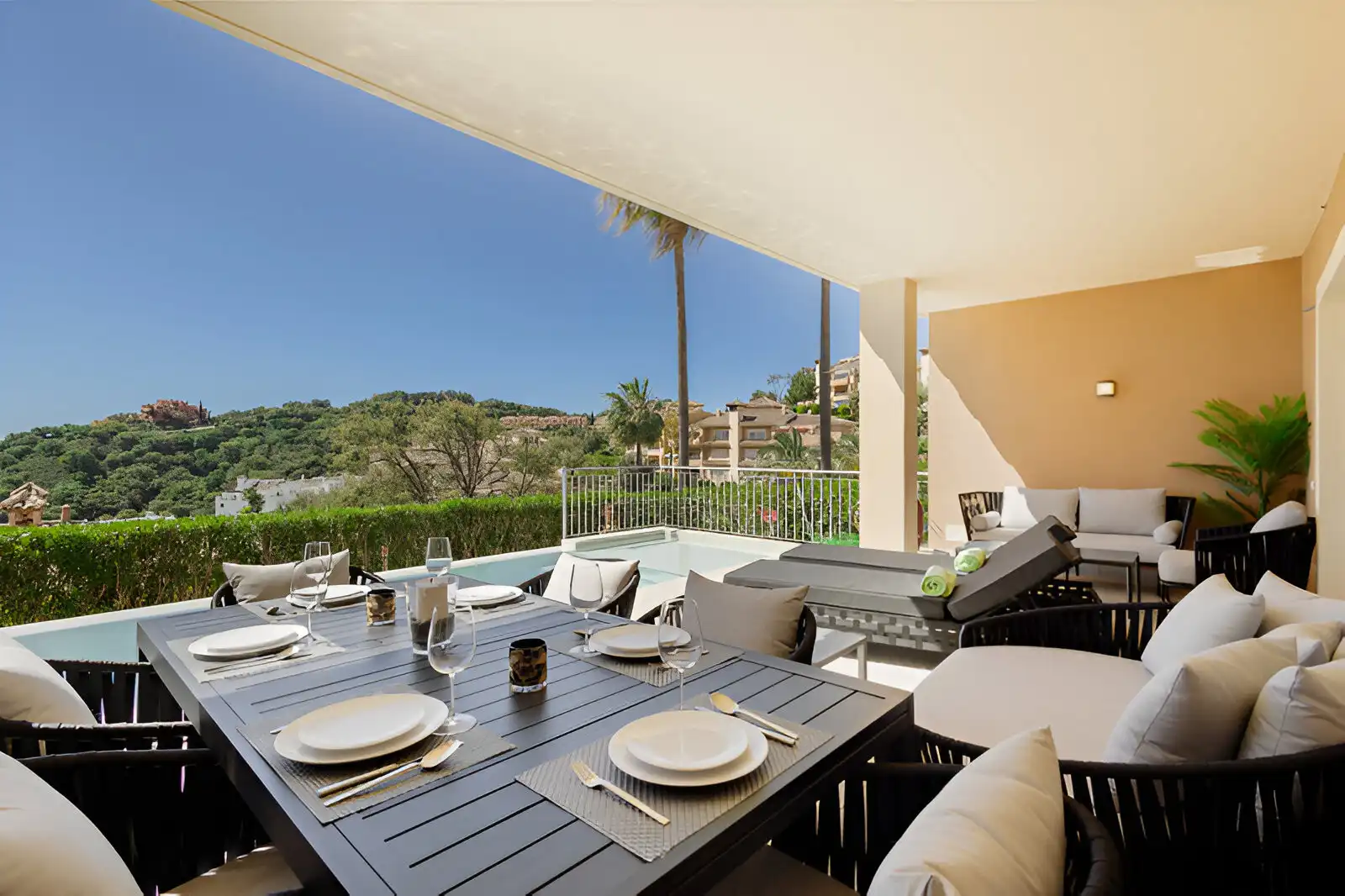 Terrasse von Erdgeschoss zum Verkauf in Marbella mit Klimaanlage, Privatgarten und Terrasse
