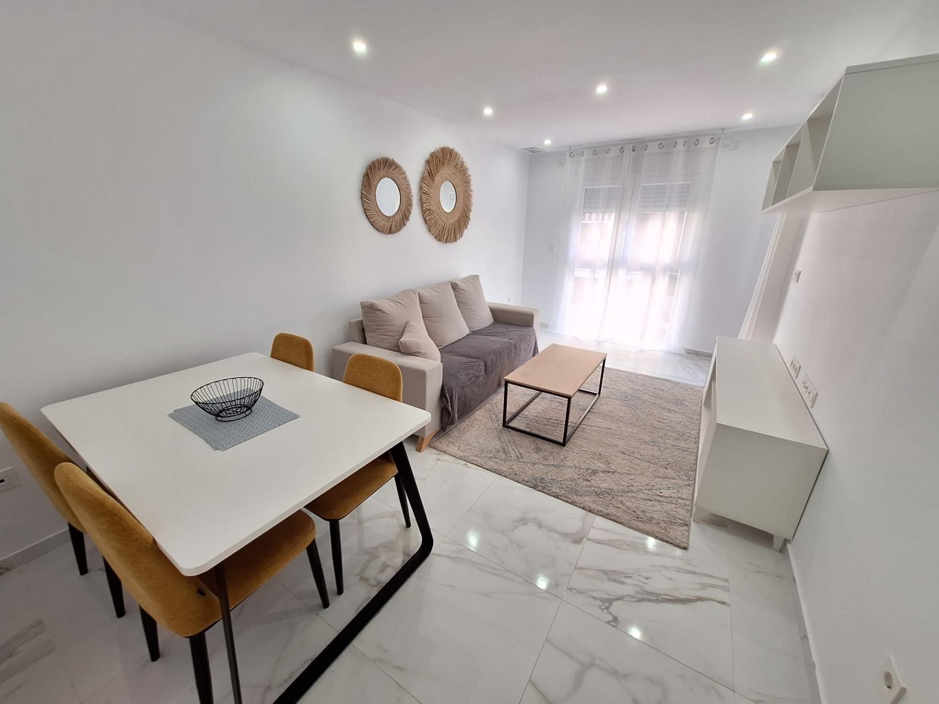 Sala d'estar de Apartament en venda en Torrevieja amb Aire condicionat, Terrassa i Moblat