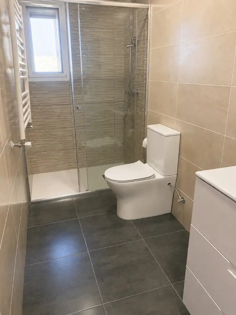 Badezimmer von Wohnung zur Miete in Gijón  mit Heizung, Parkett und Abstellraum