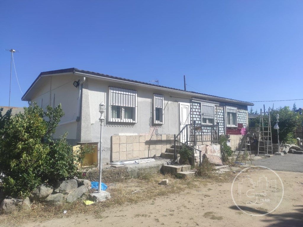 Vista exterior de Casa o xalet en venda en Martiherrero amb Jardí privat i Piscina