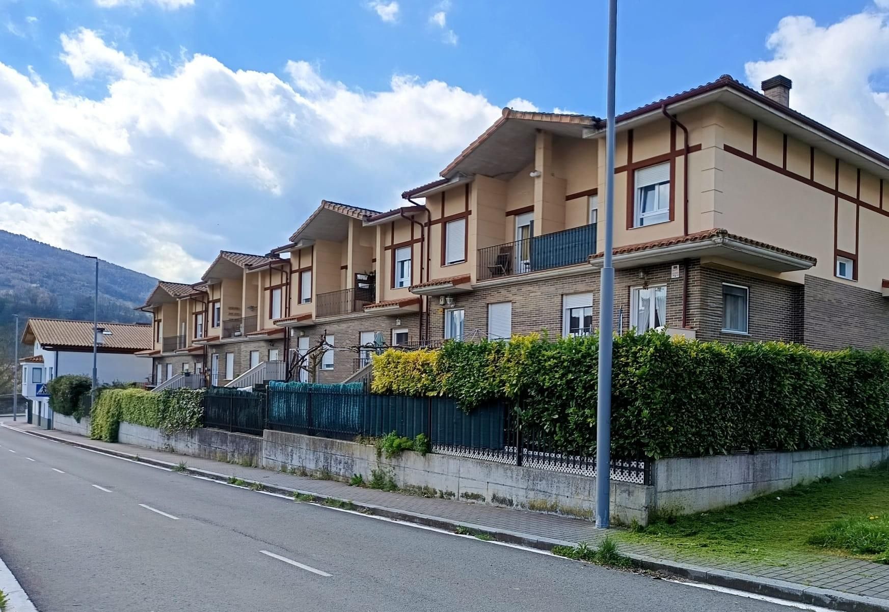 Vista exterior de Casa adosada en venda en Artziniega amb Calefacció, Terrassa i Traster