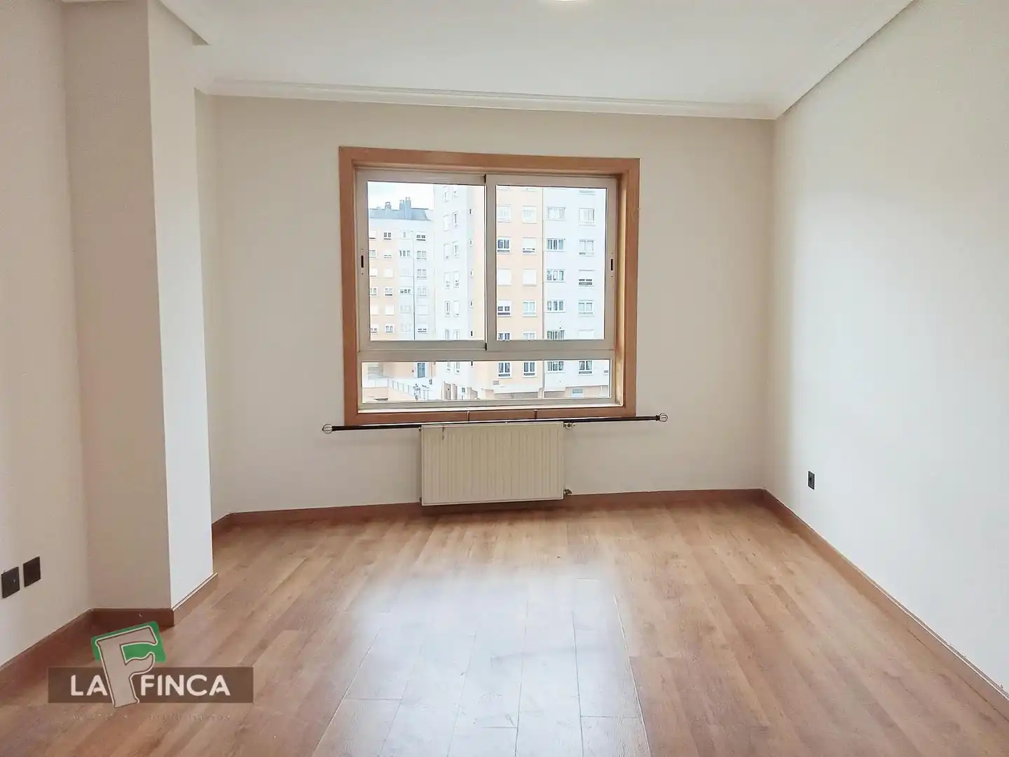 Dormitori de Pis en venda en Oviedo  amb Calefacció, Parquet i Terrassa