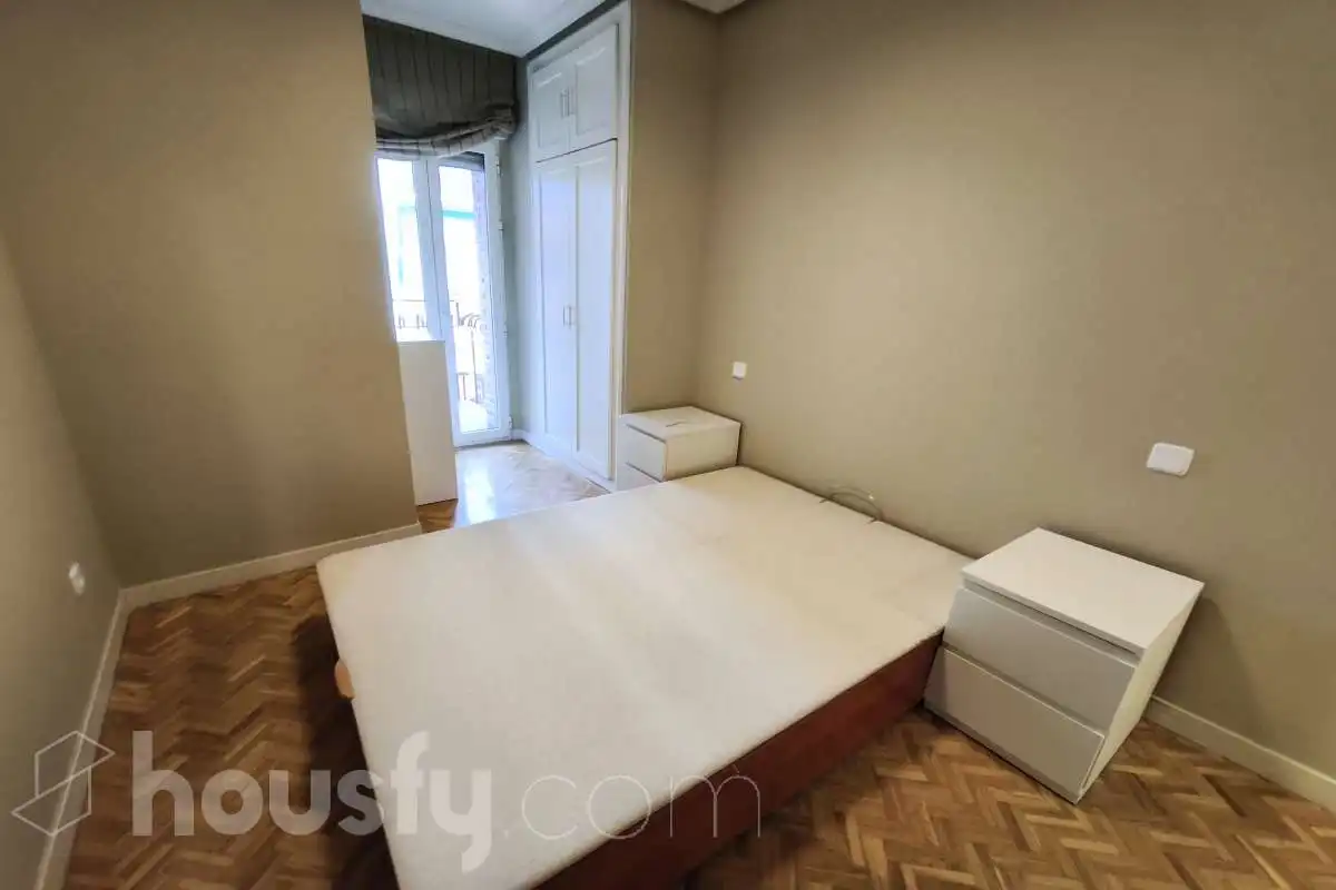 Dormitori de Pis de lloguer en Madrid amb Aire condicionat, Calefacció i Moblat