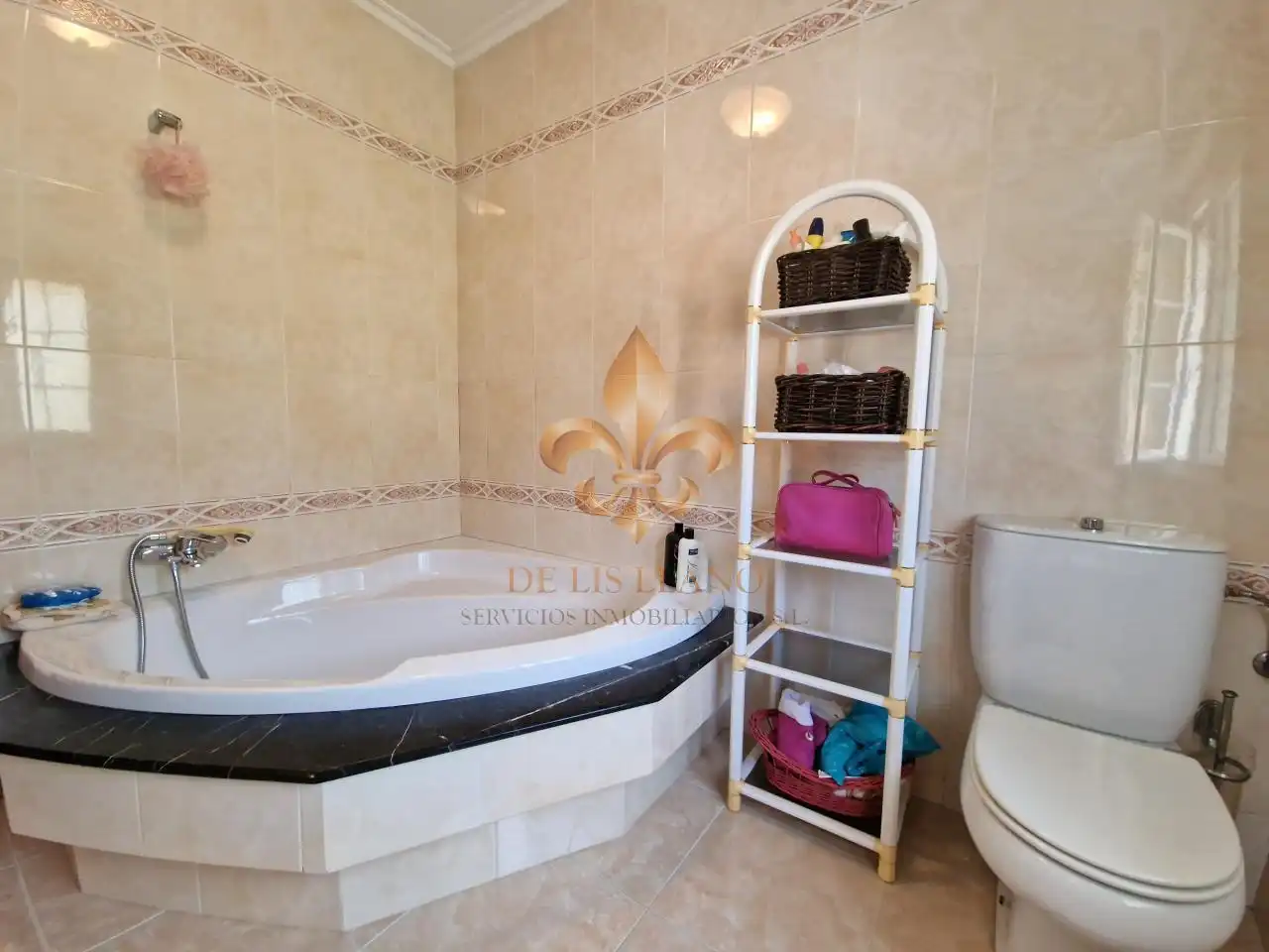 Baño de Piso en venta en Oia con Calefacción, Terraza y Amueblado