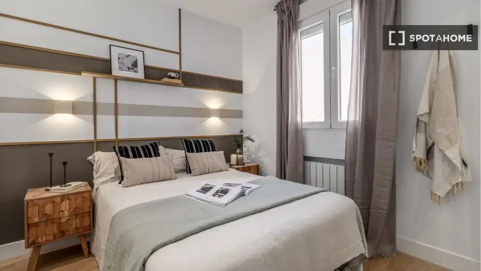 Bedroom of Flat for rent in Madrid  with Air Conditioner, Heating and Furnished