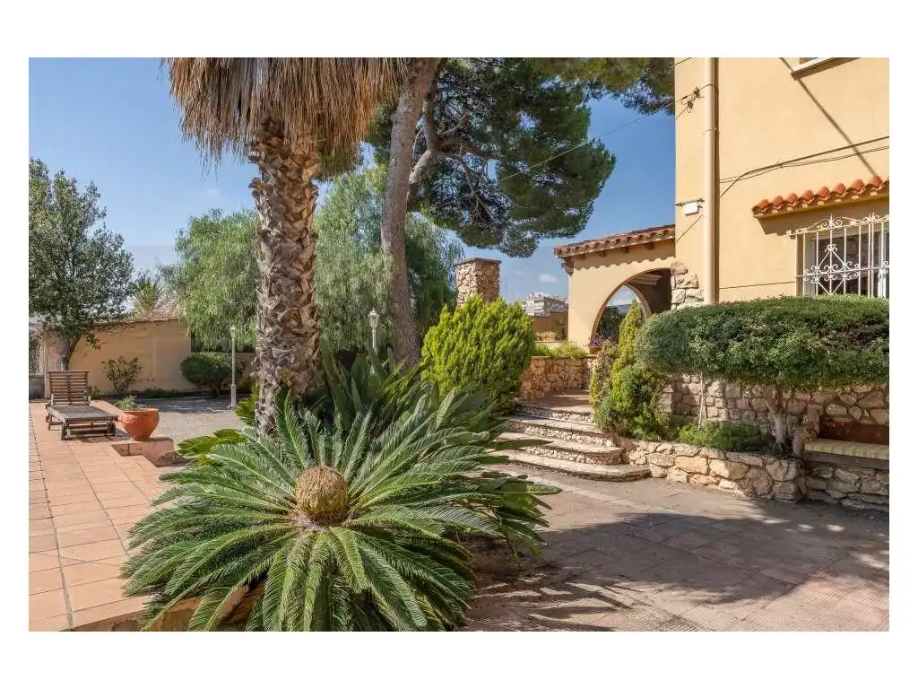 Vista exterior de Casa o xalet en venda en Tarragona amb Aire condicionat, Jardí privat i Terrassa