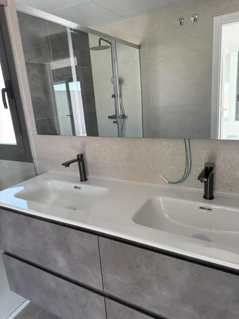 Badezimmer von Einfamilien-Reihenhaus zum Verkauf in Torrox mit Klimaanlage, Heizung und Privatgarten