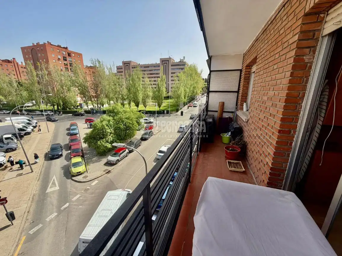 Vista exterior de Pis en venda en Madrid amb Aire condicionat