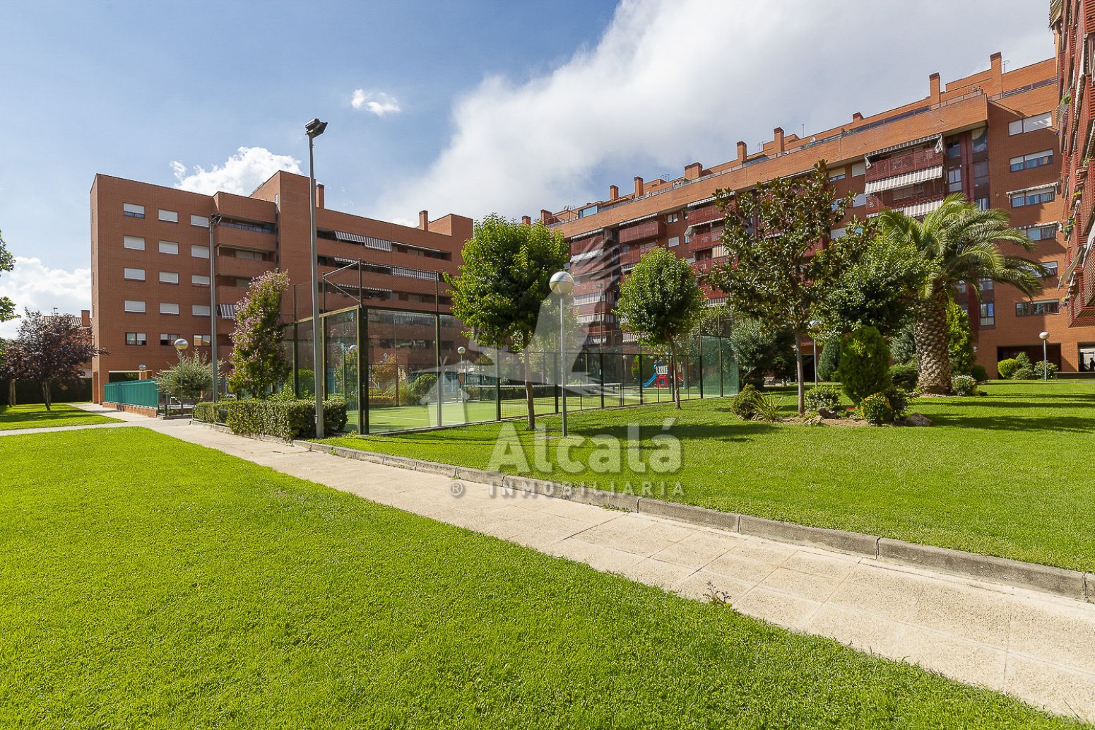 Vista exterior de Ático en venta en Alcalá de Henares con Aire acondicionado, Calefacción y Jardín privado