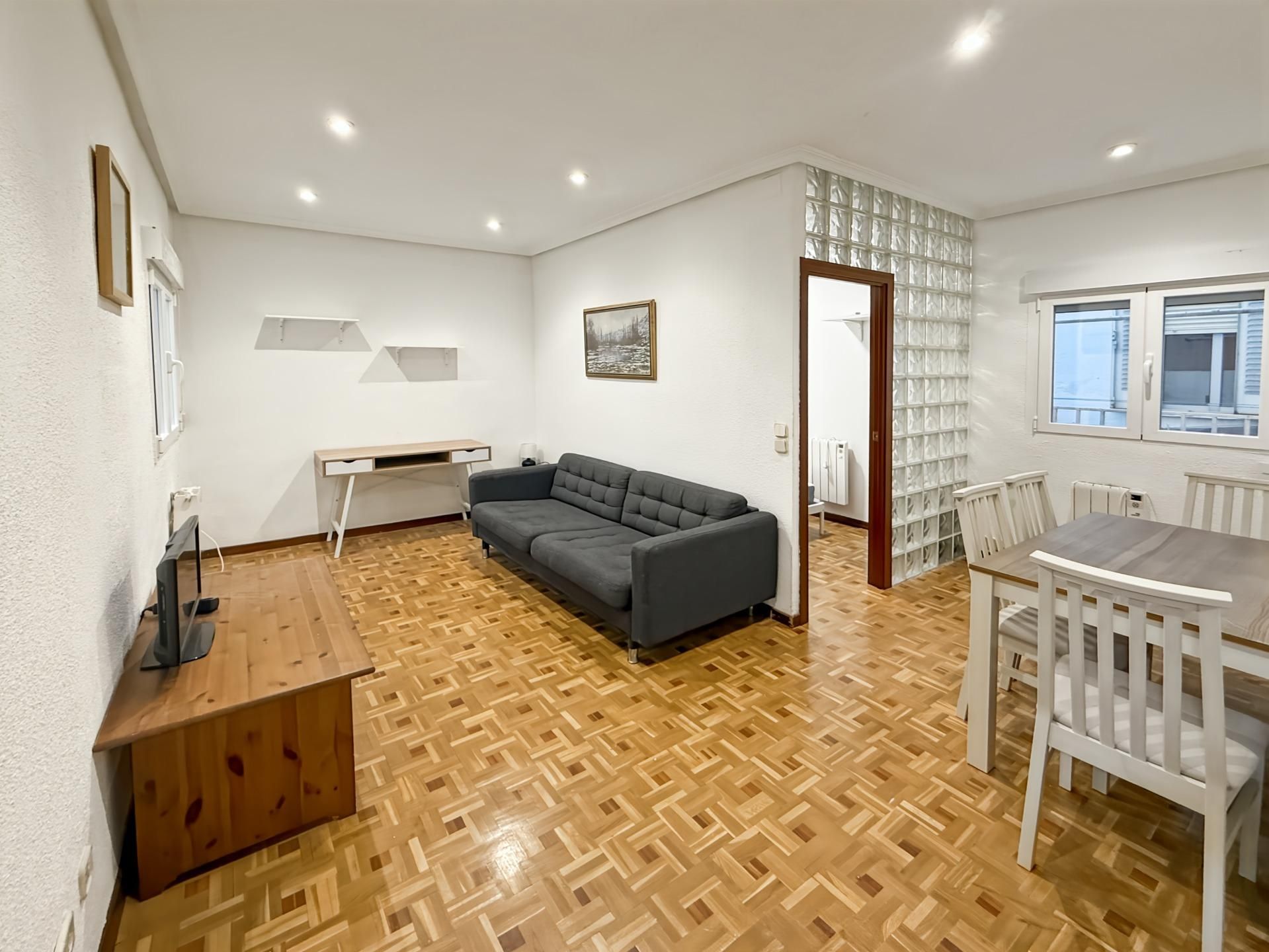 Living room of Flat for rent in  Madrid Capital  with Heating, Parquet flooring and Furnished