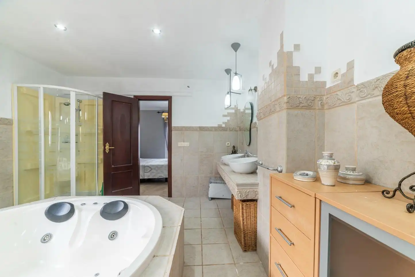 Bany de Casa o xalet en venda en Montequinto amb Aire condicionat, Jardí privat i Piscina