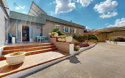 Vista exterior de Casa o xalet en venda en Torrent amb Aire condicionat, Calefacció i Jardí privat