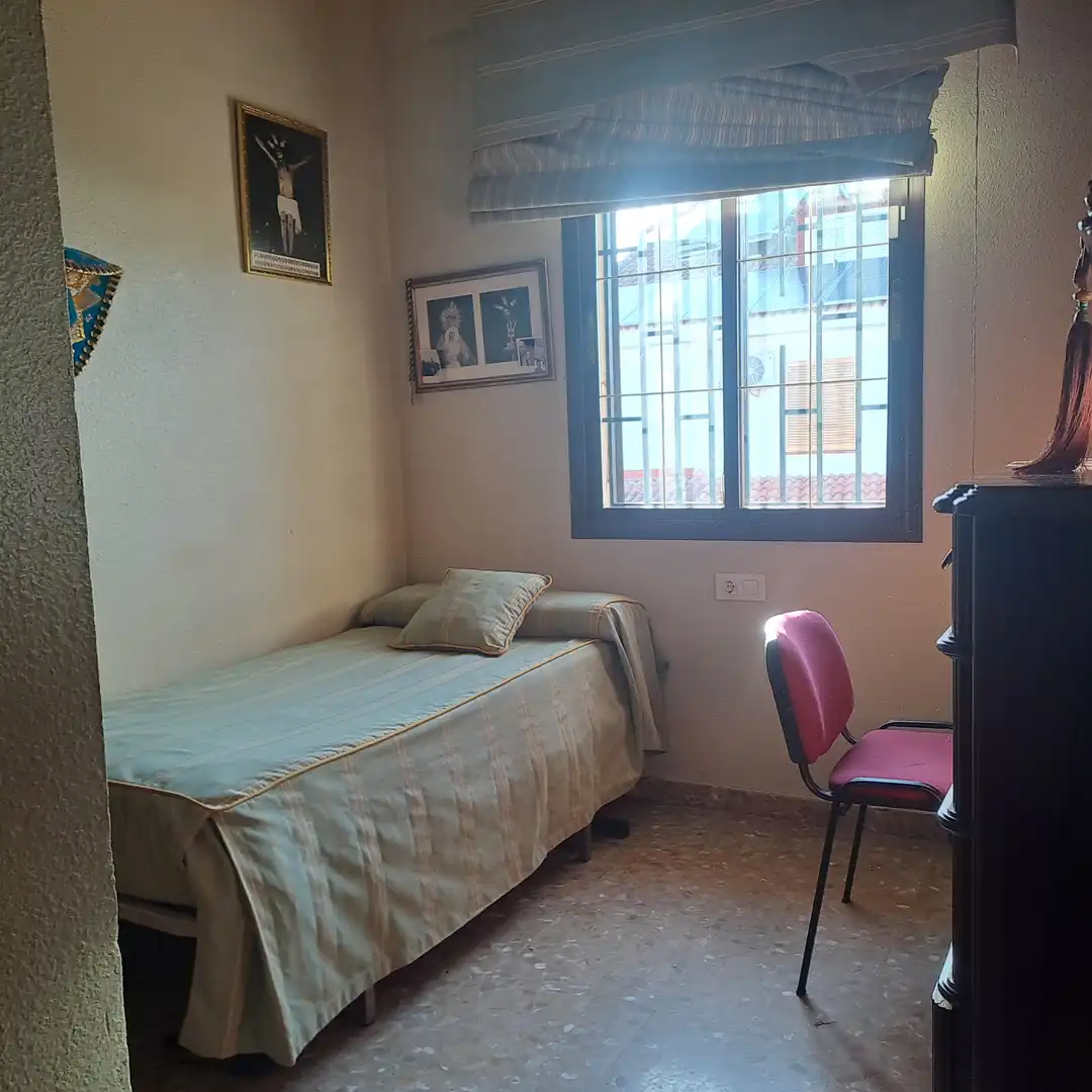 Dormitori de Casa adosada en venda en Dos Hermanas amb Aire condicionat, Traster i Piscina comunitària