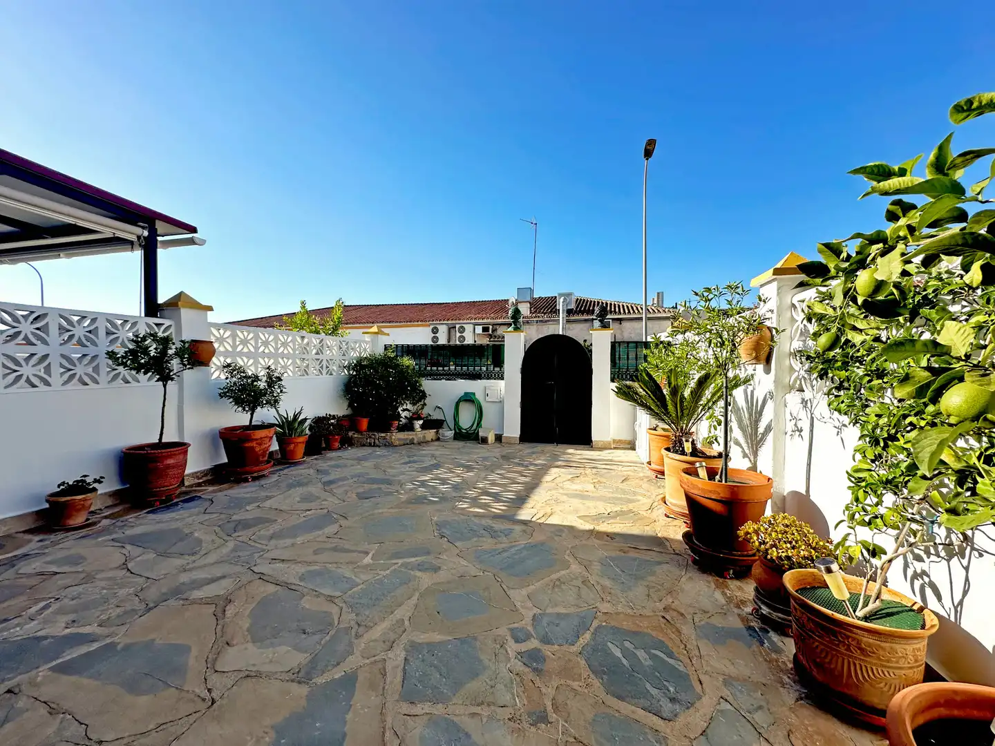Jardí de Casa adosada en venda en Estepona amb Aire condicionat, Terrassa i Traster