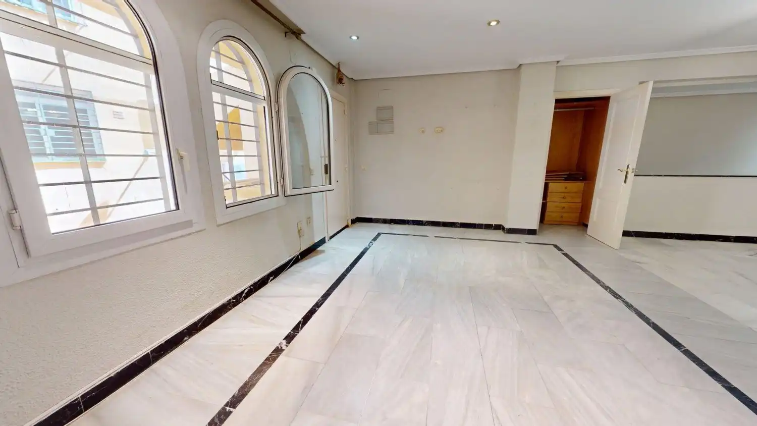 Wohnung zum Verkauf in San Juan de Aznalfarache mit Klimaanlage, Heizung und Abstellraum