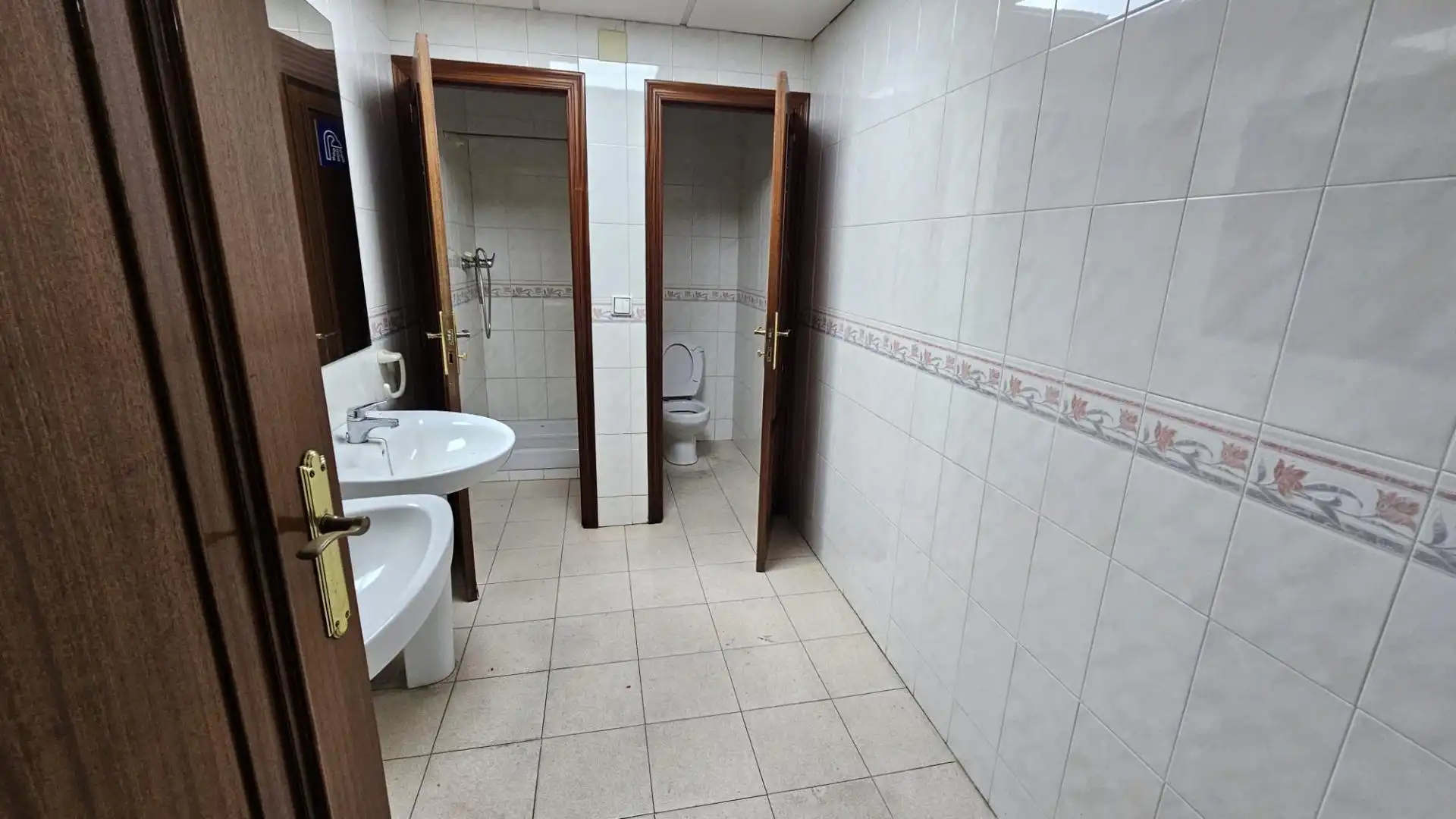 Badezimmer von Fabrikhallen zur Miete in Córdoba