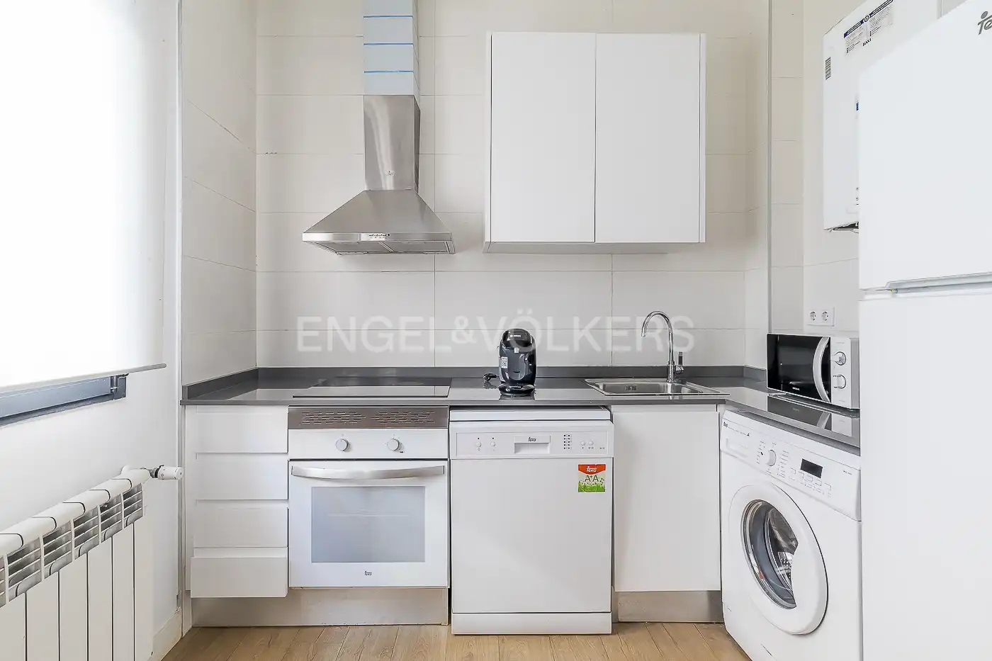 Cuina de Apartament de lloguer en Madrid amb Aire condicionat, Calefacció i Moblat