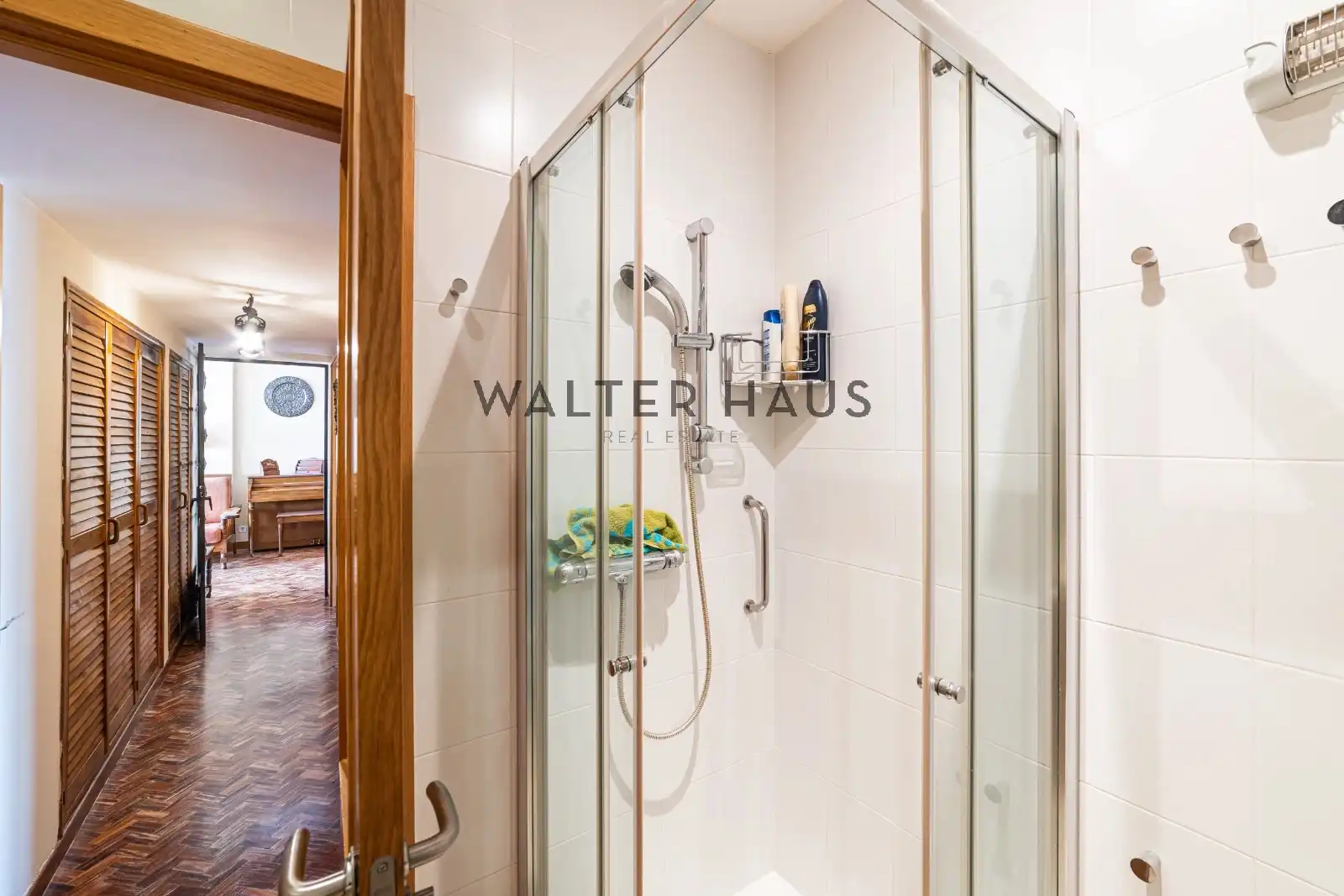 Bathroom of Flat for sale in Madrid  with Air Conditioner and Heating