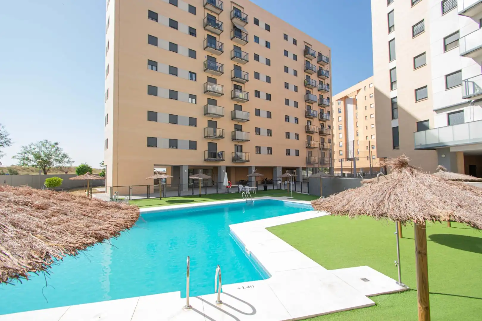 Piscina de Piso en venta en Sevilla con Aire acondicionado, Calefacción y Terraza