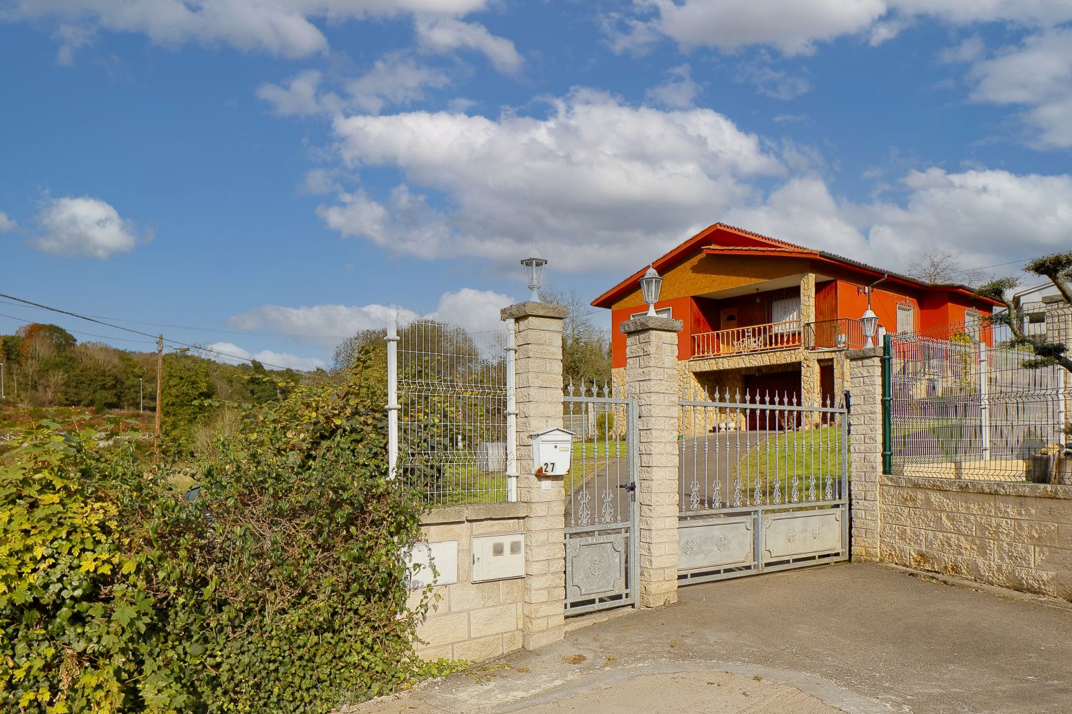 Vista exterior de Casa o xalet en venda en Oviedo  amb Calefacció, Jardí privat i Parquet