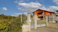 Vista exterior de Casa o xalet en venda en Oviedo  amb Calefacció, Parquet i Terrassa