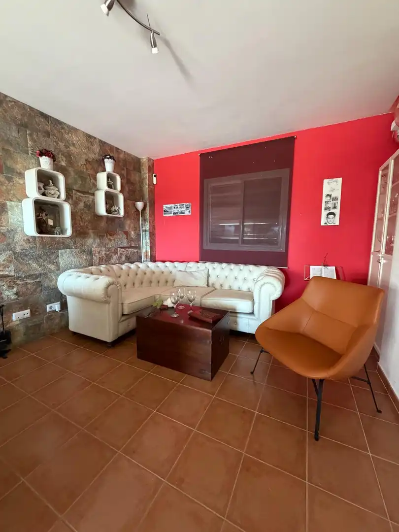 Sala d'estar de Casa o xalet en venda en El Castillo de las Guardas amb Jardí privat i Piscina comunitària