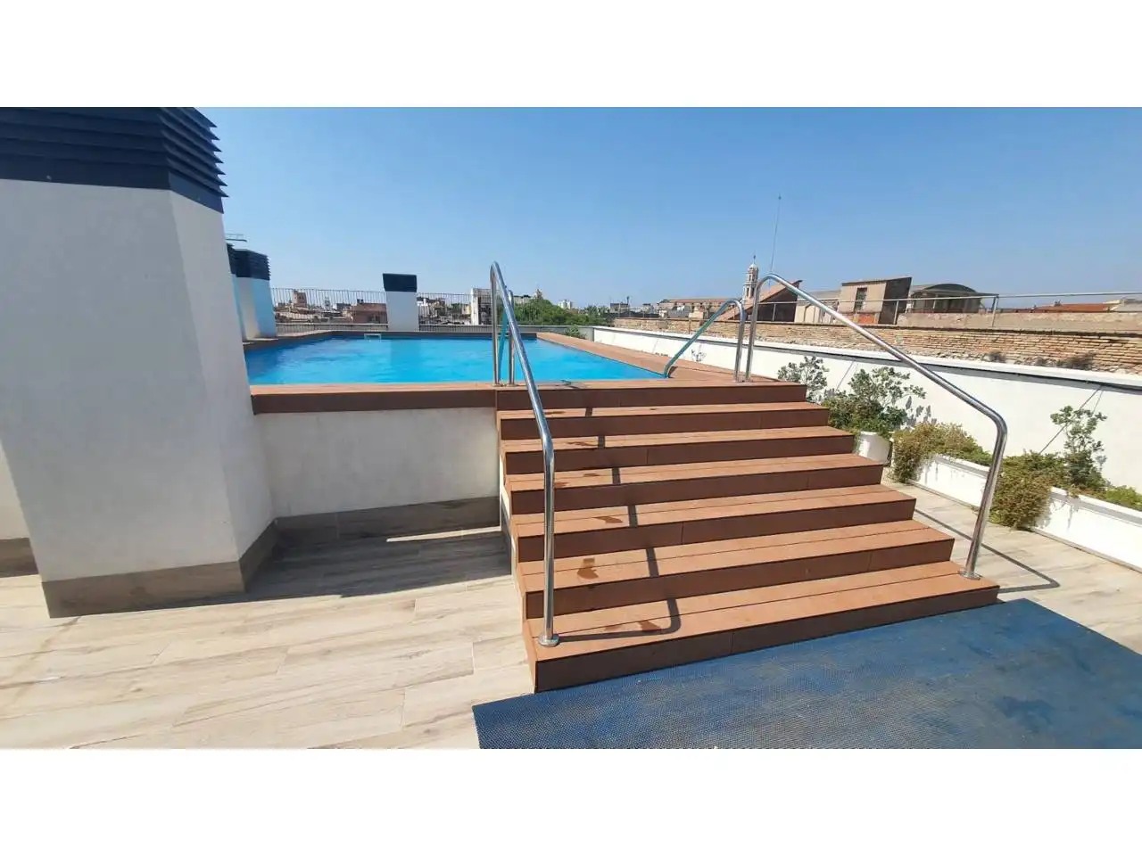 Piscina de Pis en venda en Vilanova i la Geltrú amb Aire condicionat, Calefacció i Moblat