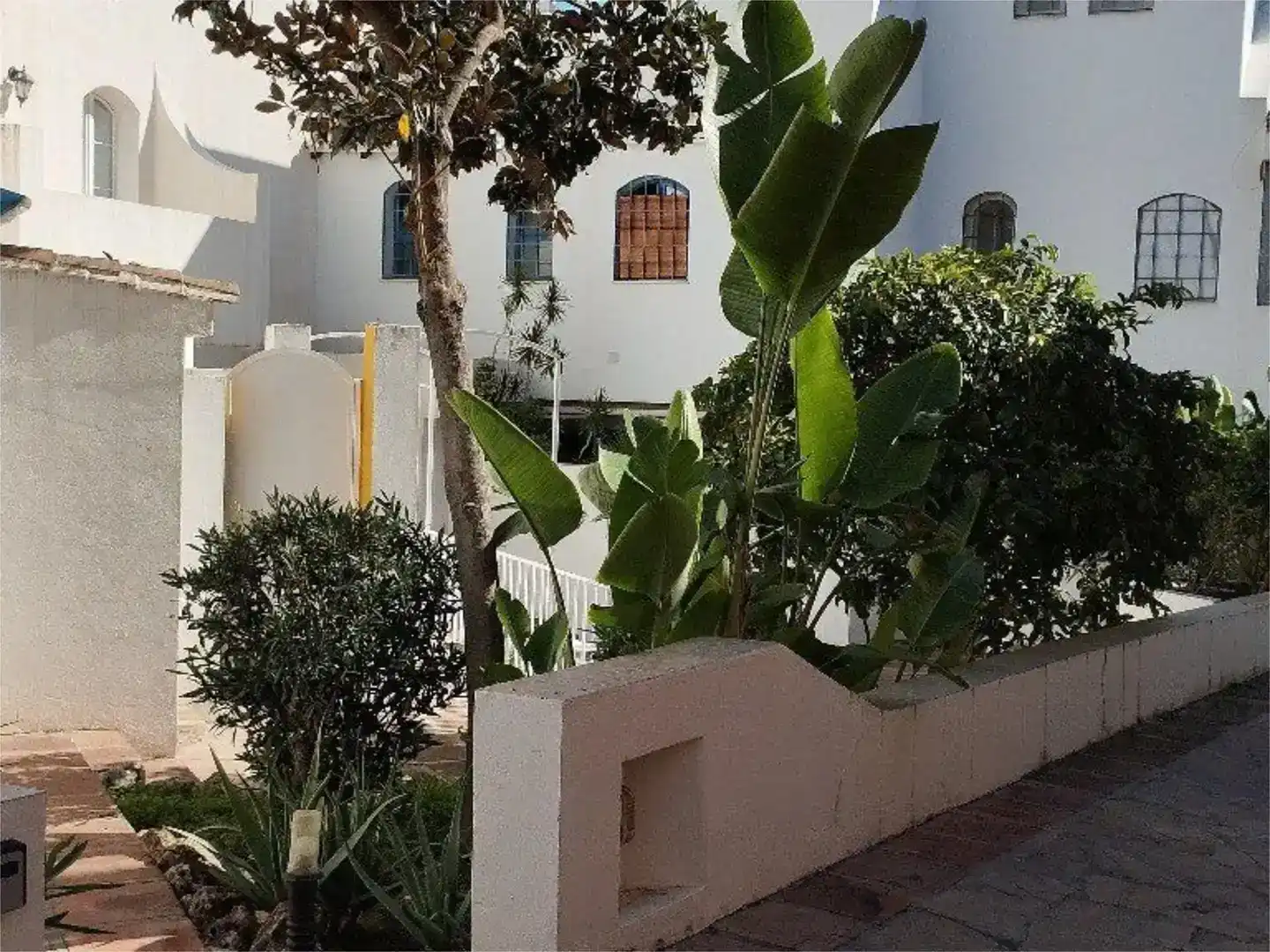 Vista exterior de Casa adosada en venda en Marbella amb Aire condicionat i Piscina