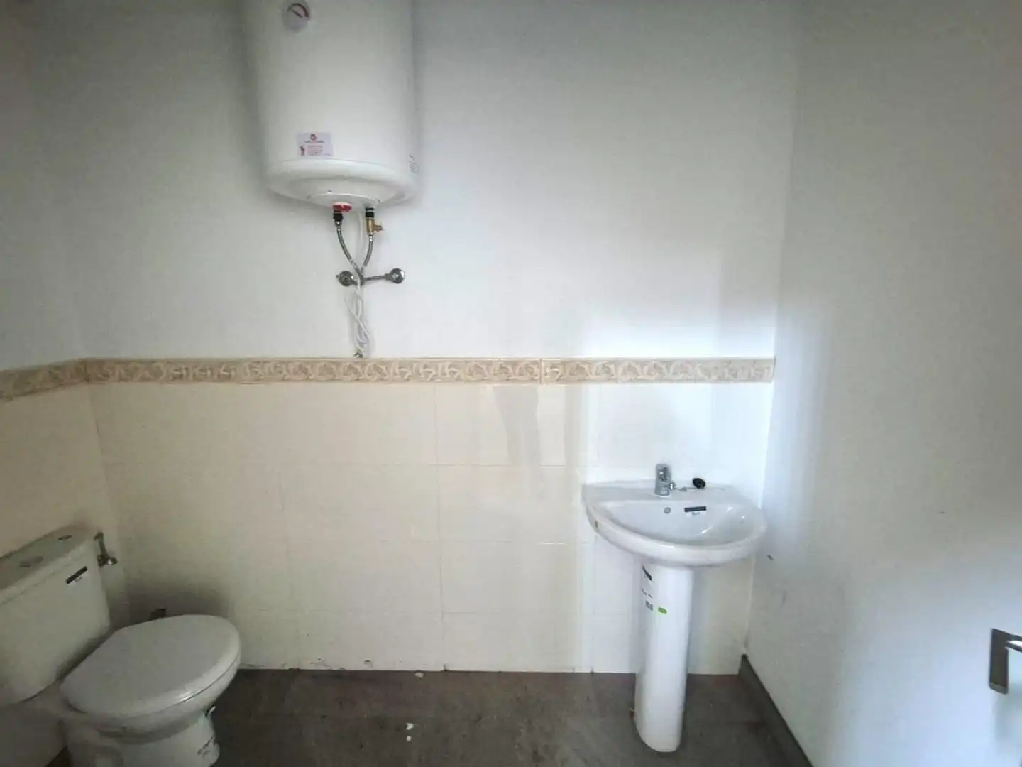 Badezimmer von Fabrikhallen zur Miete in Mojados