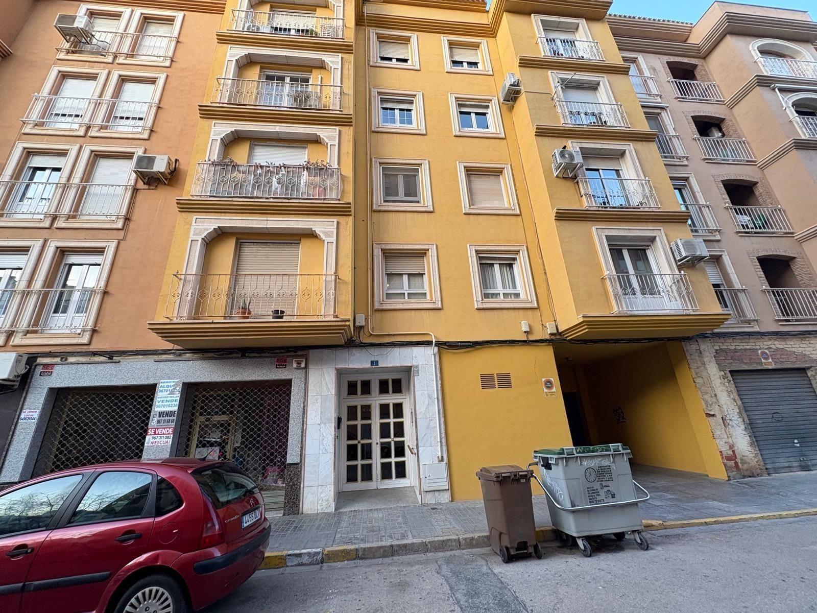 Vista exterior de Pis en venda en Almansa amb Calefacció i Balcó
