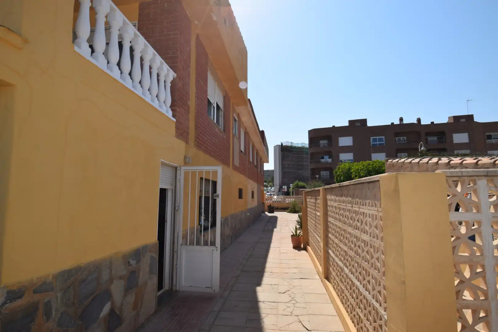 Vista exterior de Casa o xalet en venda en Guardamar del Segura amb Aire condicionat, Terrassa i Traster