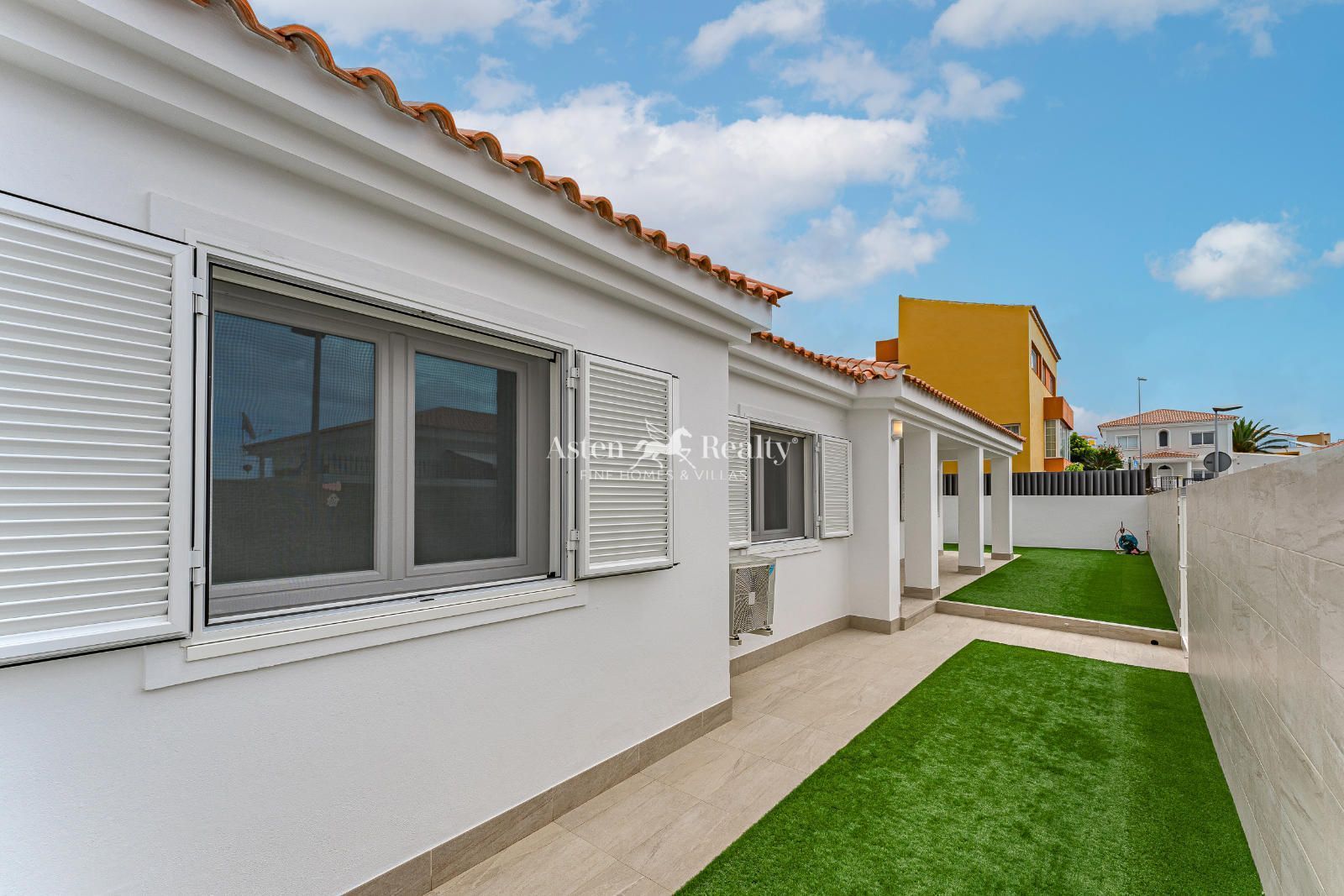 Vista exterior de Casa o xalet en venda en Adeje amb Aire condicionat, Terrassa i Traster