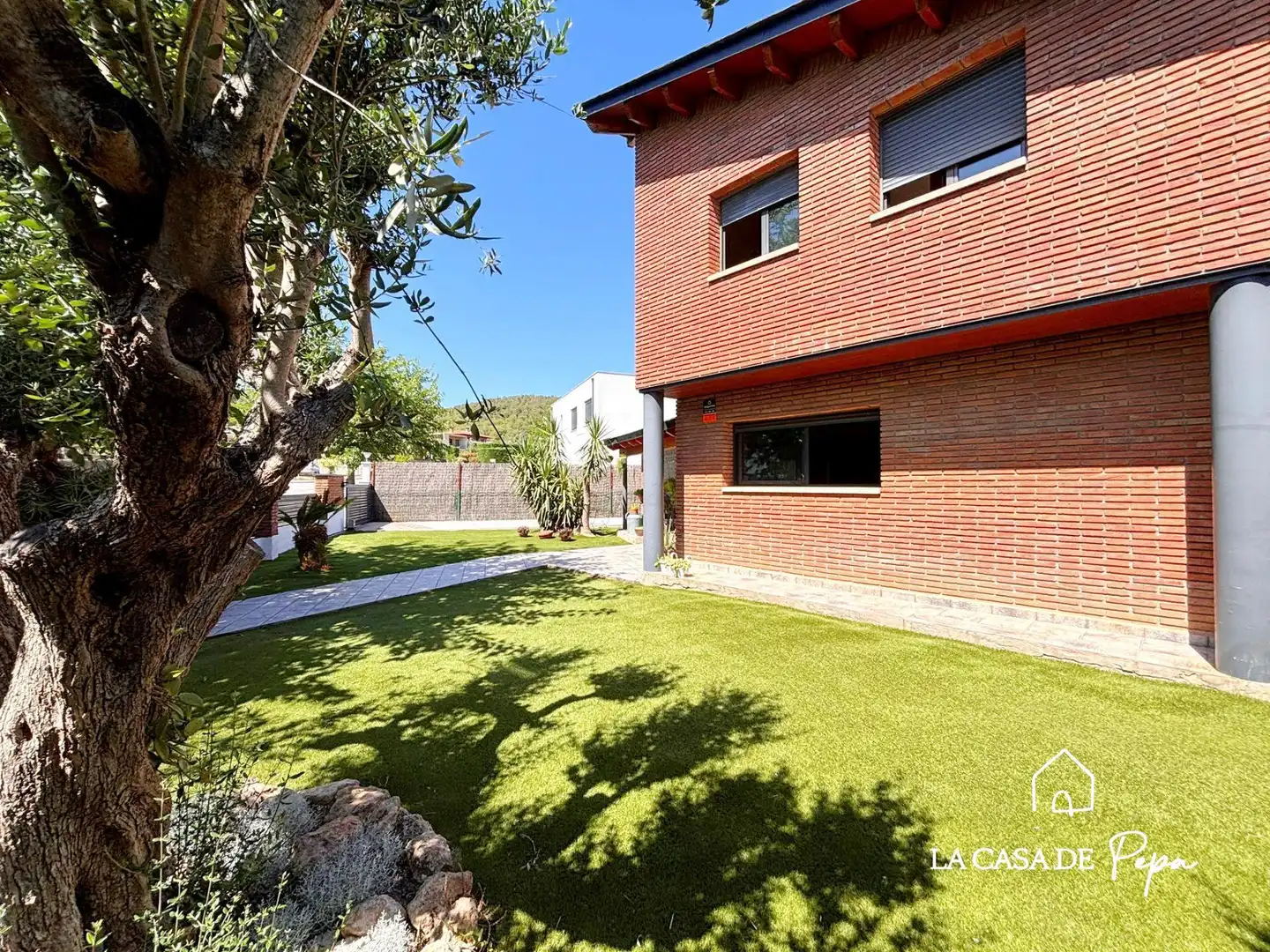 Außenansicht von Haus oder Chalet zum Verkauf in Begues mit Heizung und Schwimmbad