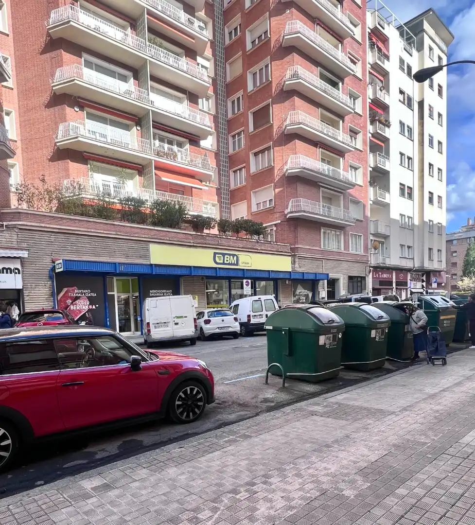 Vista exterior de Local en venta en  Pamplona / Iruña