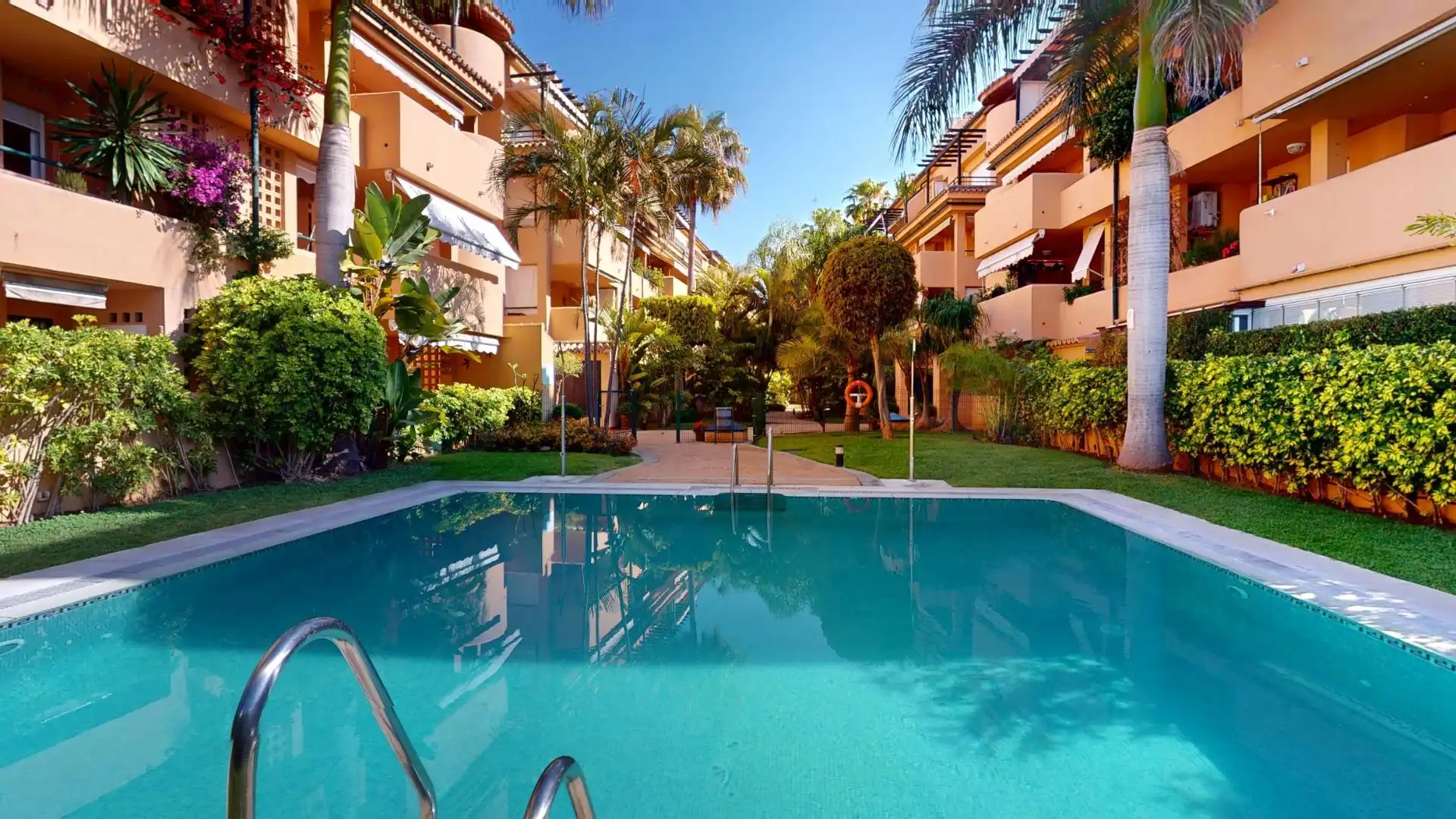 Vista exterior de Pis en venda en Marbella amb Jardí privat, Terrassa i Balcó