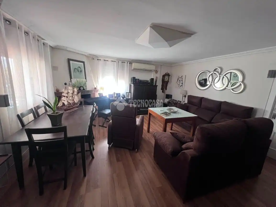 Sala d'estar de Casa adosada en venda en Jaén amb Aire condicionat i Piscina