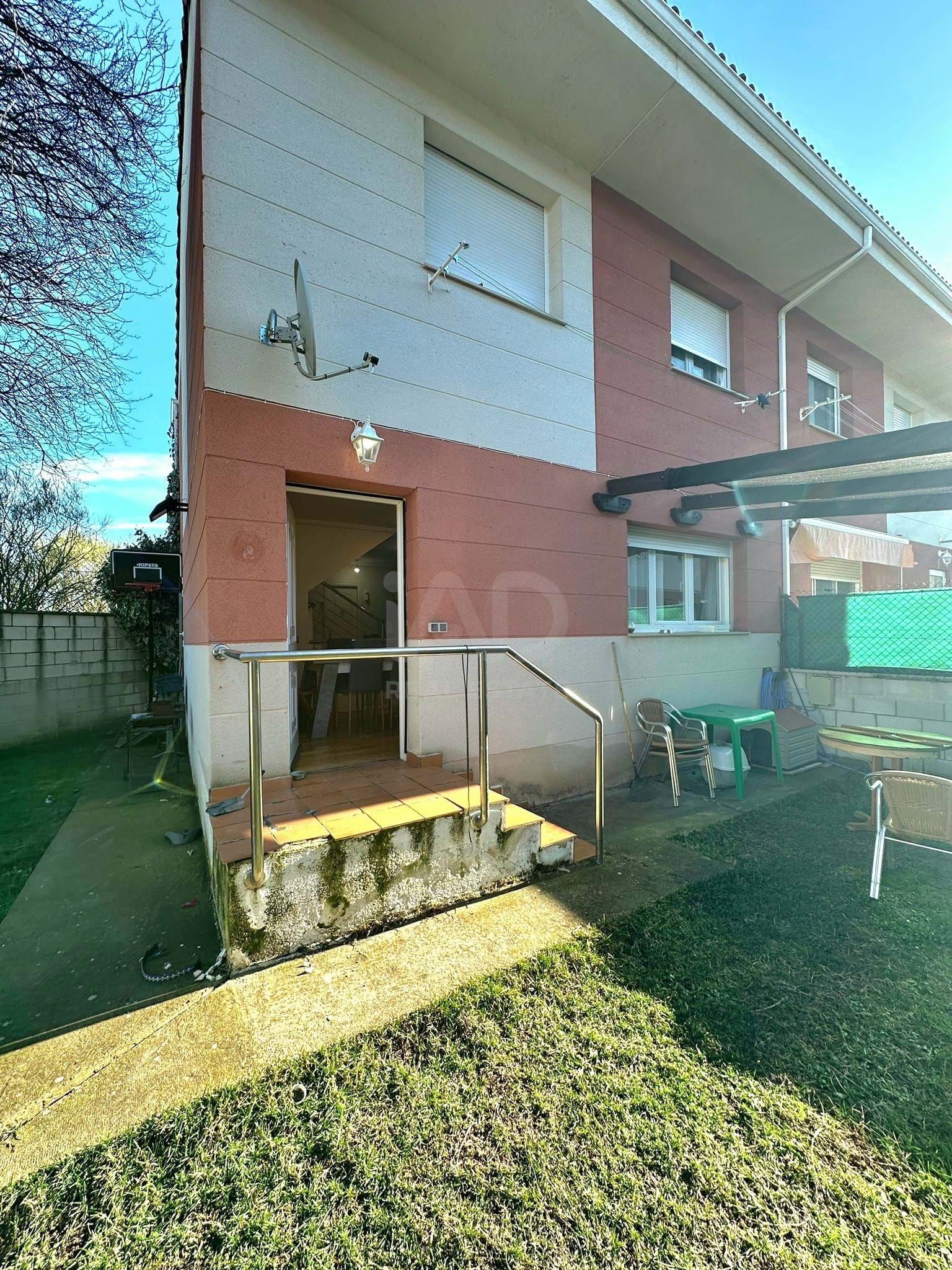 Vista exterior de Casa adosada en venda en Cuadros amb Calefacció i Terrassa