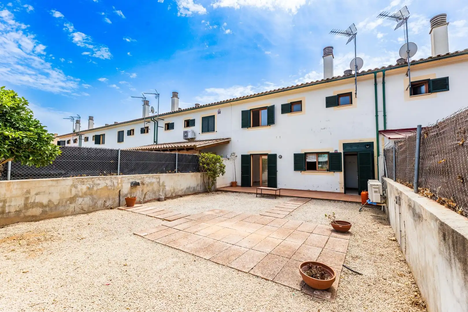 Vista exterior de Casa adosada de alquiler en  Palma de Mallorca con Aire acondicionado, Terraza y Alarma