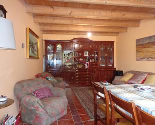 Sala d'estar de Casa o xalet en venda en Villaturiel amb Traster