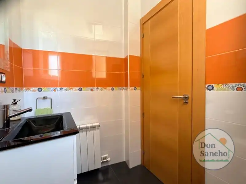Baño de Casa adosada en venta en Santovenia de Pisuerga con Calefacción y Terraza