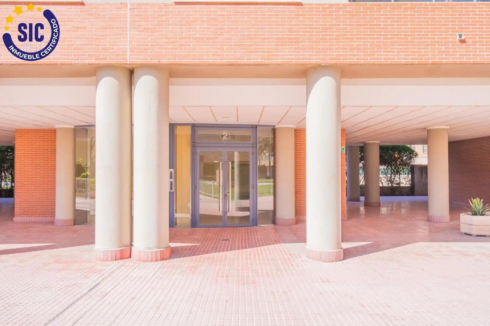 Vista exterior de Àtic en venda en Mislata amb Aire condicionat, Calefacció i Jardí privat