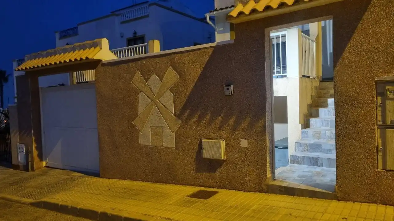 Vista exterior de Casa o chalet en venta en Orihuela con Aire acondicionado, Terraza y Trastero
