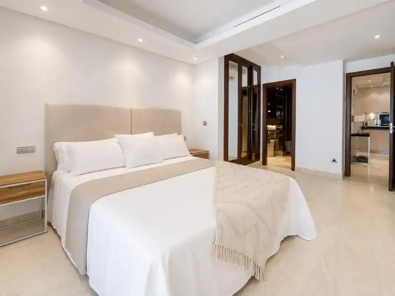 Dormitori de Pis de lloguer en Estepona amb Jardí privat, Terrassa i Moblat